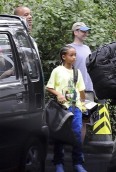 Jaden Smith y atrás (tras la puerta del auto) Will Smith cuando ambos llegaban al set de la nueva "Kung Fu Kid" en China